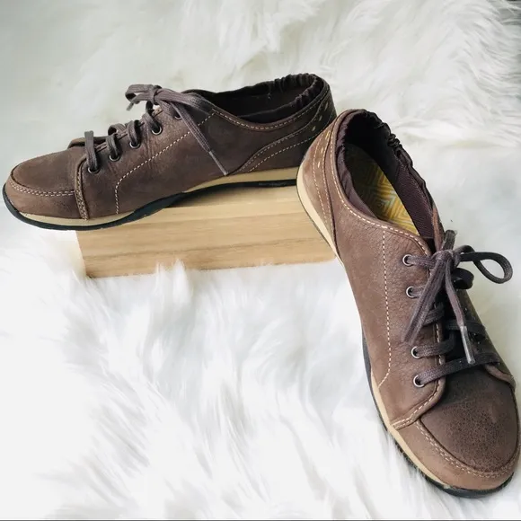 L.L. Bean Leather Cushioned Lace Up Sneakers, 8