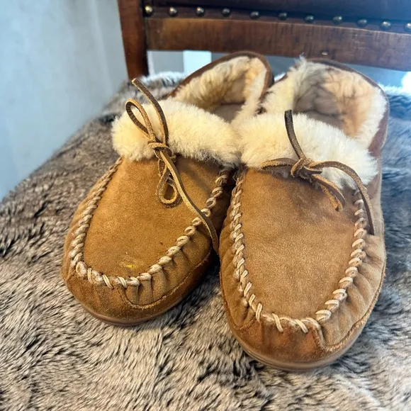 L.L. Bean Wicked Good Leather &amp; Lambs Fur Tan Moccasin Slippers, Size 9W