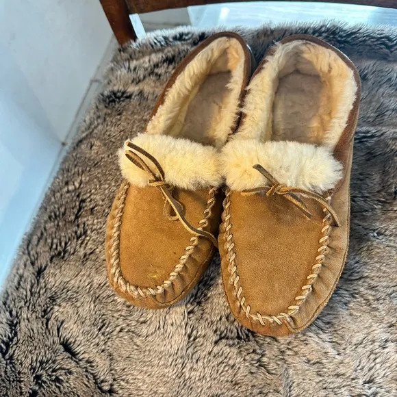 L.L. Bean Wicked Good Leather &amp; Lambs Fur Tan Moccasin Slippers, Size 9W