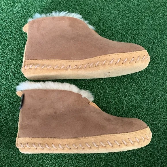 L.L. Bean Women's Brown suede shearling lamb fur Wicked Good Slippers size 6M