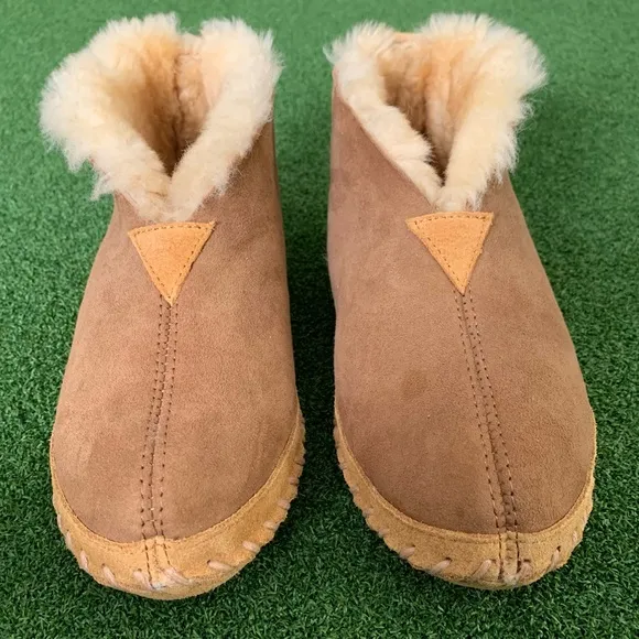 L.L. Bean Women's Brown suede shearling lamb fur Wicked Good Slippers size 6M