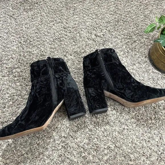 Louise et Cie Babette Crushed Velvet Buckle Ankle Boots Black Women's 7.5 M Zip