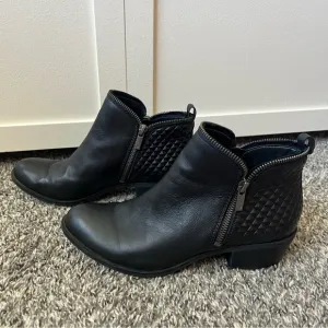Lucky Brand Women’s Black Textured Basel Leather‎ Zip Booties Boots Size 8.5