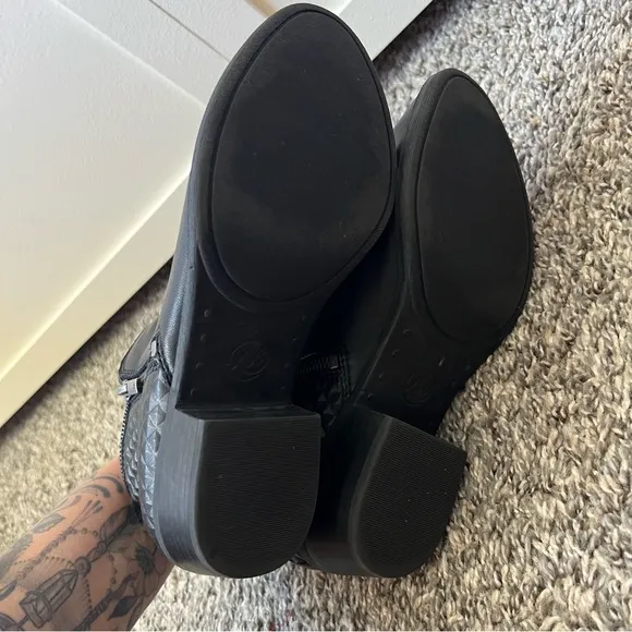 Lucky Brand Women’s Black Textured Basel Leather‎ Zip Booties Boots Size 8.5