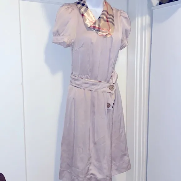 Luxury Burberry silk pleated beige belted Dress