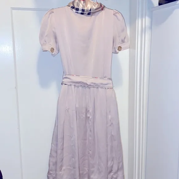 Luxury Burberry silk pleated beige belted Dress
