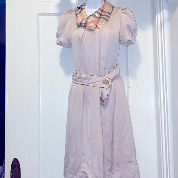 Luxury Burberry silk pleated beige belted Dress