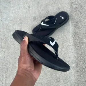 MENS NIKE ULTRAS COMFORTSTHONGS TRIPLE BLACKS WHITES FOOTBEDS