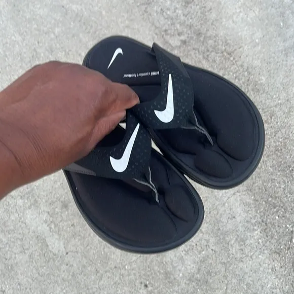 MENS NIKE ULTRAS COMFORTSTHONGS TRIPLE BLACKS WHITES FOOTBEDS