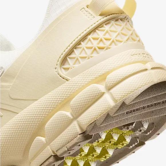 Mens- Sz. 10.5 Nike Air Zoom Vomero Roam WINTERIZED ColorPale Ivory/Light Khaki