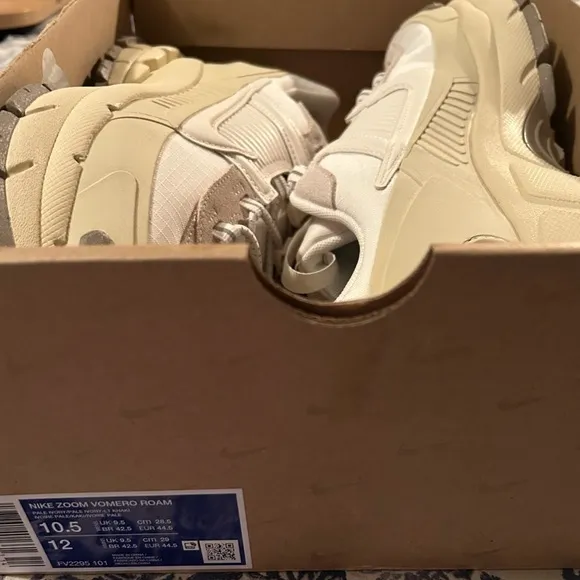 Mens- Sz. 10.5 Nike Air Zoom Vomero Roam WINTERIZED ColorPale Ivory/Light Khaki