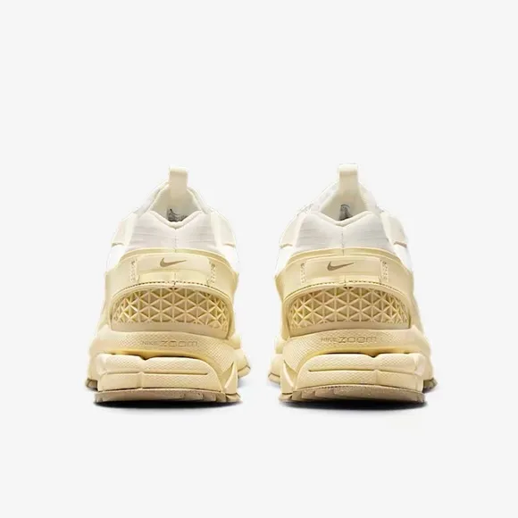 Mens- Sz. 10.5 Nike Air Zoom Vomero Roam WINTERIZED ColorPale Ivory/Light Khaki