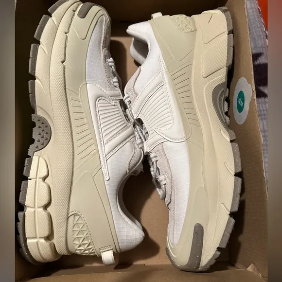 Mens- Sz. 10.5 Nike Air Zoom Vomero Roam WINTERIZED ColorPale Ivory/Light Khaki