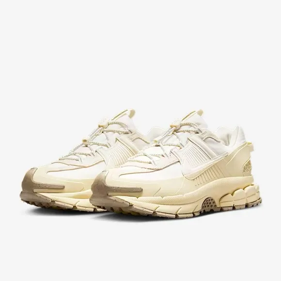 Mens- Sz. 10.5 Nike Air Zoom Vomero Roam WINTERIZED ColorPale Ivory/Light Khaki