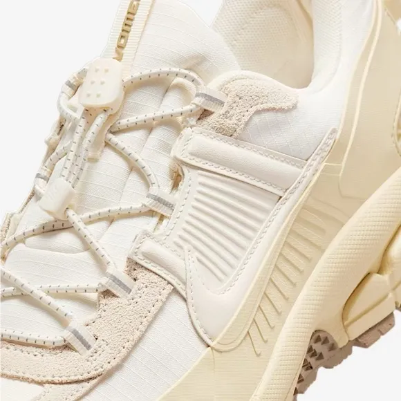 Mens- Sz. 10.5 Nike Air Zoom Vomero Roam WINTERIZED ColorPale Ivory/Light Khaki