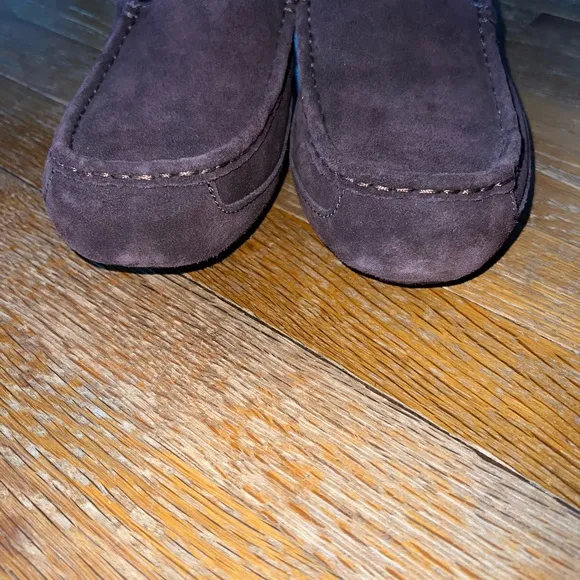 Men’s UGG slippers size 10