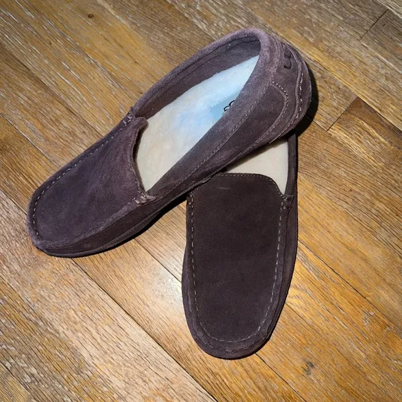 Men’s UGG slippers size 10