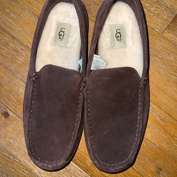 Men’s UGG slippers size 10