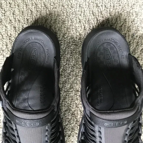 Men's / Unisex KEEN UNEEK SNK Slide On Slippers In Black/Black