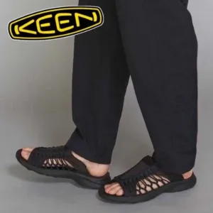 Men's / Unisex KEEN UNEEK SNK Slide On Slippers In Black/Black