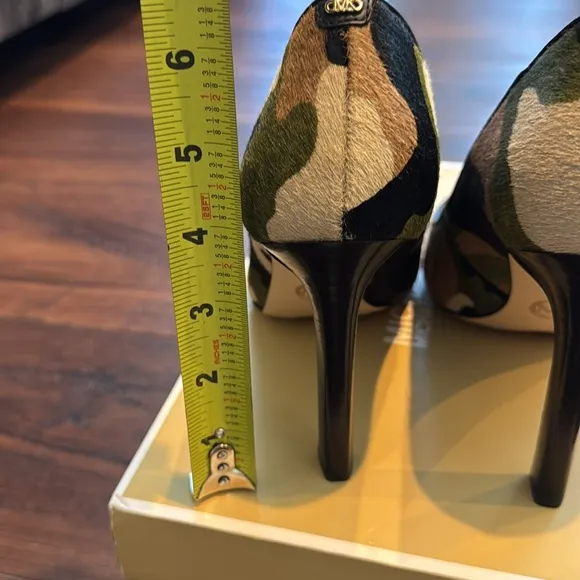 Michael Kors NWT Amara Camouflage print calf hair Women's Pump.