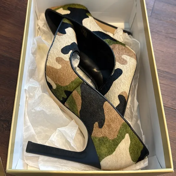 Michael Kors NWT Amara Camouflage print calf hair Women's Pump.