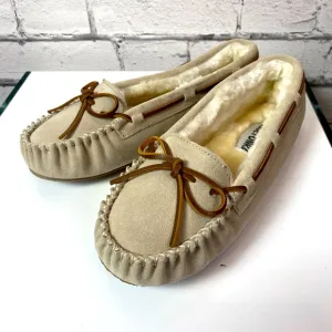 Minnetonka Leather Moccasin Cally Stone Size 10 Faux Fur Lining Slippers Moc NEW