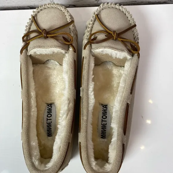 Minnetonka Leather Moccasin Cally Stone Size 10 Faux Fur Lining Slippers Moc NEW