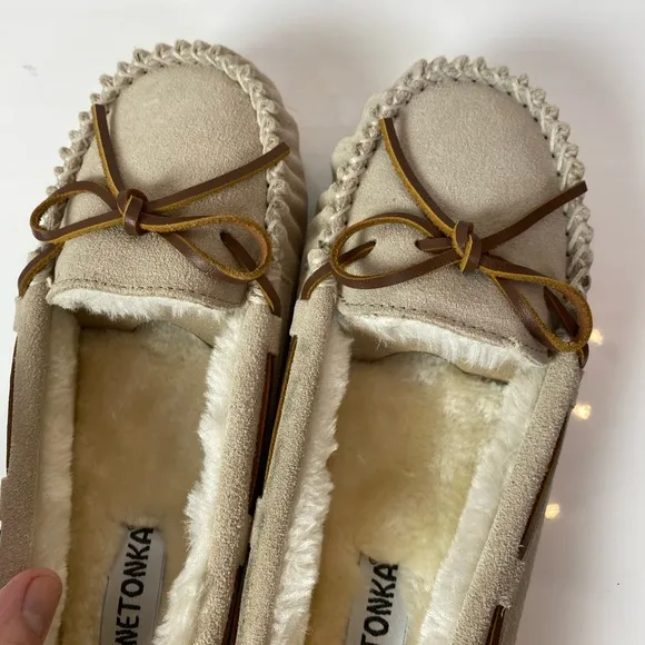 Minnetonka Leather Moccasin Cally Stone Size 10 Faux Fur Lining Slippers Moc NEW