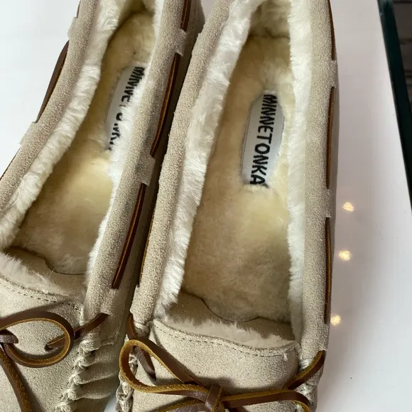 Minnetonka Leather Moccasin Cally Stone Size 10 Faux Fur Lining Slippers Moc NEW