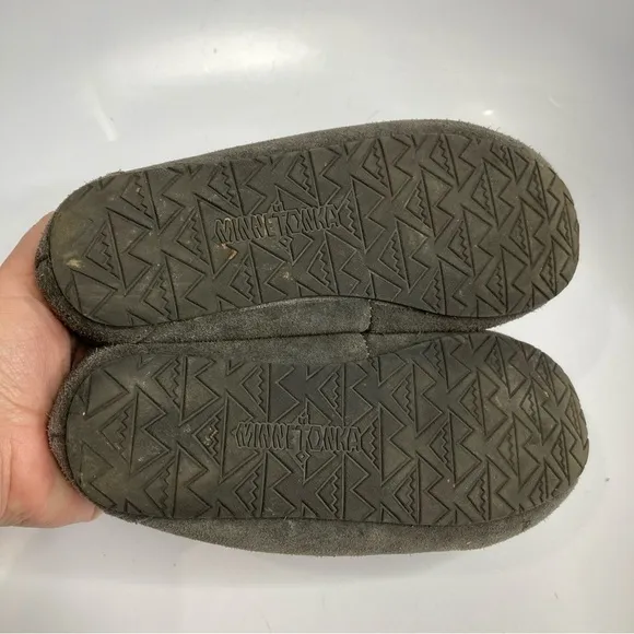 Minnetonka moccasins gray fur lined size 6