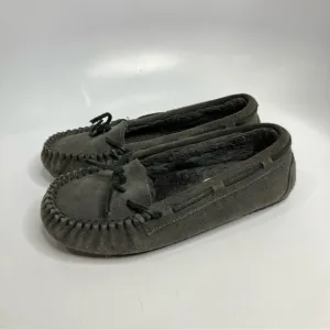 Minnetonka moccasins gray fur lined size 6