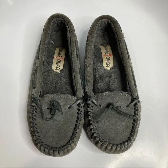 Minnetonka moccasins gray fur lined size 6