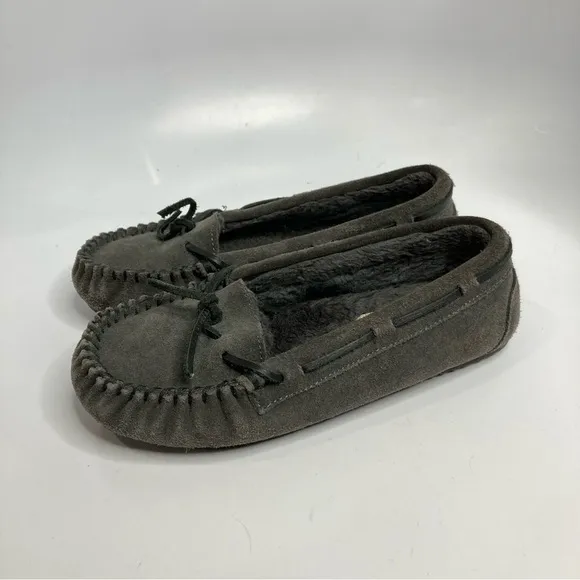 Minnetonka moccasins gray fur lined size 6