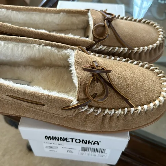 Minnetonka Women's Tie MocFurFurry Moccasin Slippers Women Rubber Camp Sole, 11