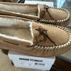 Minnetonka Women's Tie MocFurFurry Moccasin Slippers Women Rubber Camp Sole, 11