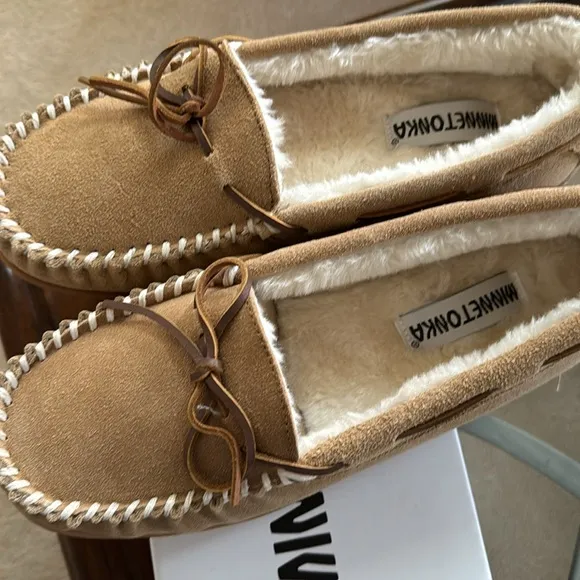 Minnetonka Women's Tie MocFurFurry Moccasin Slippers Women Rubber Camp Sole, 11