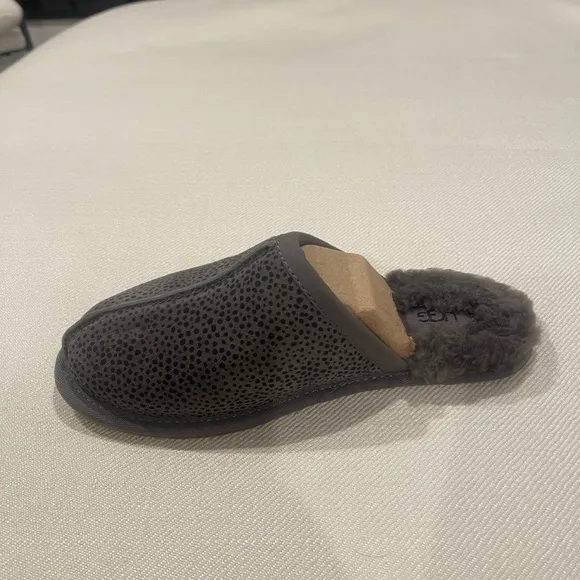 *MULTIPLE SIZES*  Women’s UGG Gray Slippers