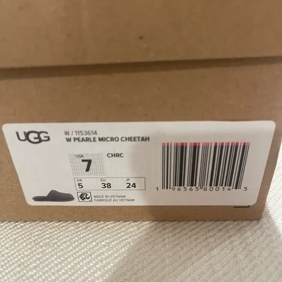 *MULTIPLE SIZES*  Women’s UGG Gray Slippers