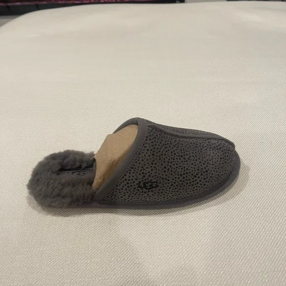 *MULTIPLE SIZES*  Women’s UGG Gray Slippers