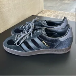 NEW Adidas Gazelle Black Carbon Gray Velvet Suede Sneakers Women’s 8 Men’s 7 NIB