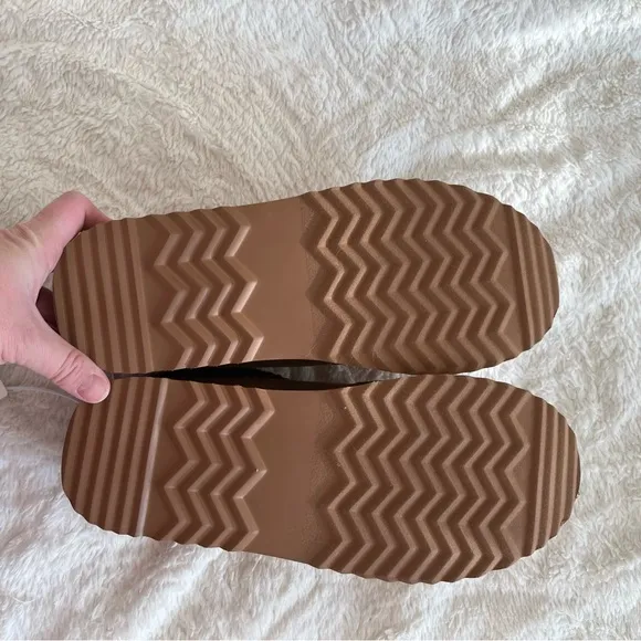 NEW Altar’d State Cloud Slippers Size 9 NWT