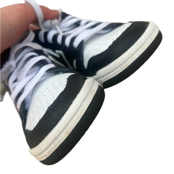 New Balance 480 black and white lace up tennis shoes Sneakers boys size 12