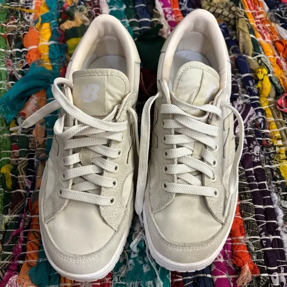 New Balance Women's Cream Sneakers size 6.5 euc