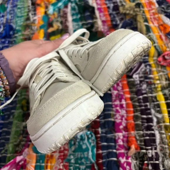 New Balance Women's Cream Sneakers size 6.5 euc