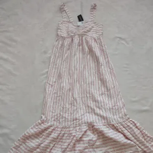 New 🎀 Banana Republic linen blend red white striped ruffle hem dress