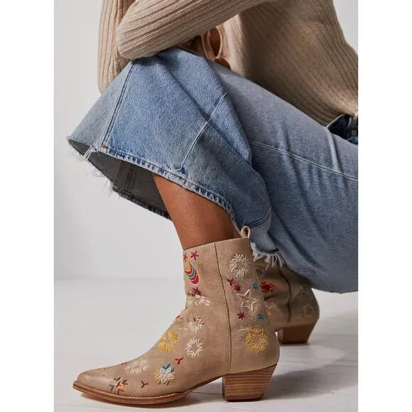 NEW-FREE PEOPLE BOWERS EMBROIDERED WESTERN BOOTS - POINTED TOE Sz:8.5 Ret$198