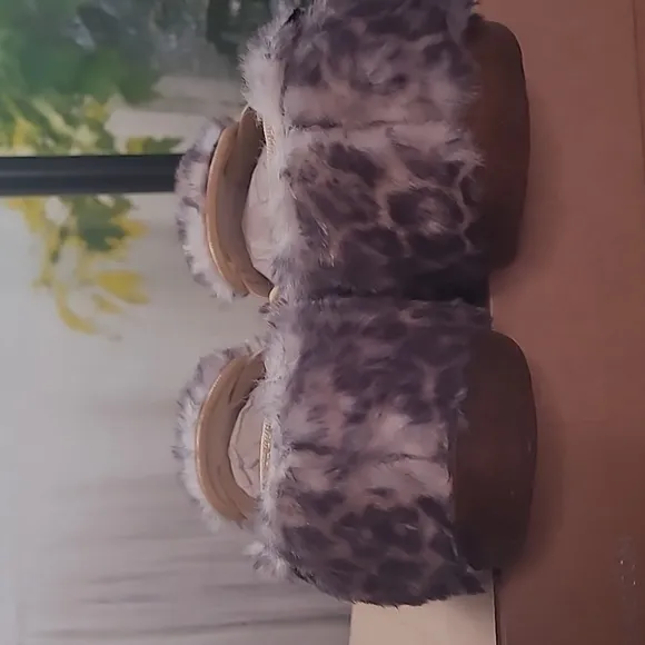 New in box! Naturino Manx Kids 34 size 3 faux fur leopard print warm slippers