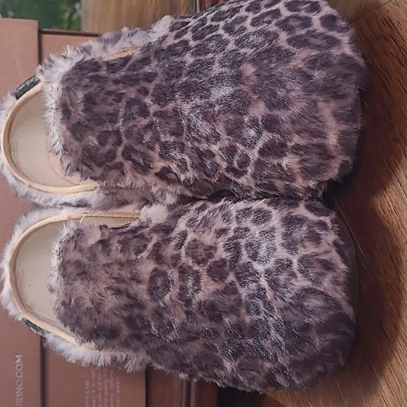 New in box! Naturino Manx Kids 34 size 3 faux fur leopard print warm slippers