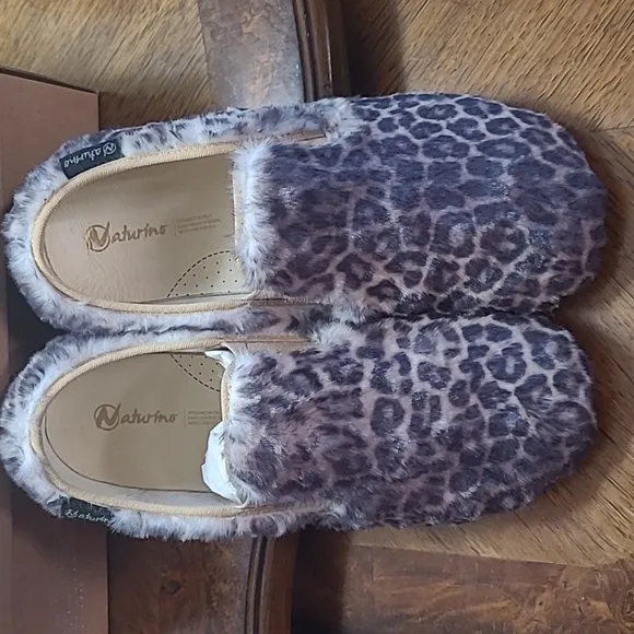 New in box! Naturino Manx Kids 34 size 3 faux fur leopard print warm slippers